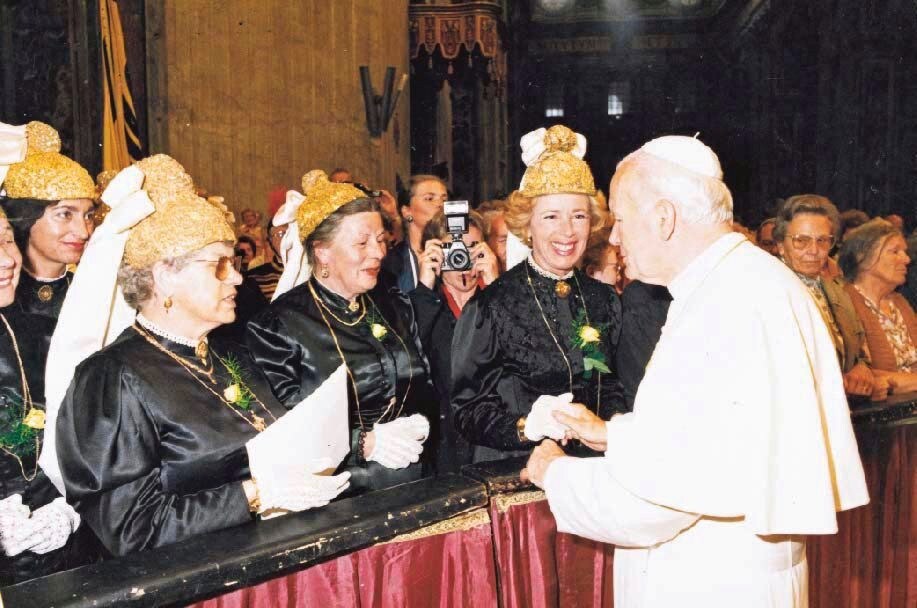 Goldene Hauben und weißer Pileolus: Ein besonderes Erlebnis: Im Jahr 2000 konnten die Bürger- und Goldhaubenfrauen aus St. Veit Papst Johannes Paul II. in Rom besuchen. (Bild: Stadtgemeinde St. Veit/Glan) Goldene Hauben und weißer Pileolus: Ein besonderes Erlebnis: Im Jahr 2000 konnten die Bürger- und Goldhaubenfrauen aus St. Veit Papst Johannes Paul II. in Rom besuchen. (Bild: Stadtgemeinde St. Veit/Glan)