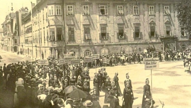 Einheitsfeier am 24. Oktober 1920: Kein Fest ohne Goldhaubenfrauen. (Bild: Stadtgemeinde St. Veit/Glan)