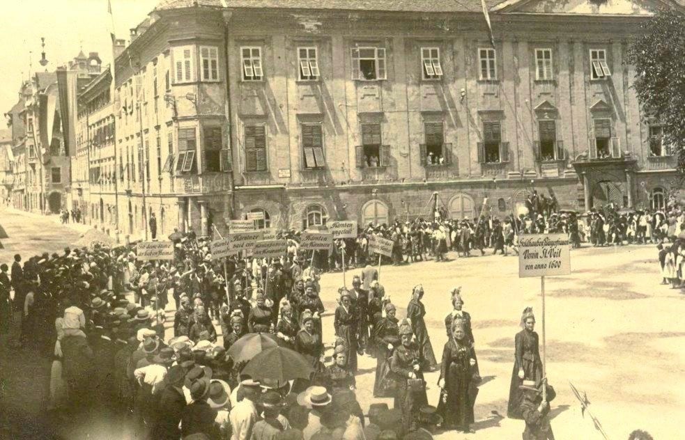 Einheitsfeier am 24. Oktober 1920: Kein Fest ohne Goldhaubenfrauen. (Bild: Stadtgemeinde St. Veit/Glan) Einheitsfeier am 24. Oktober 1920: Kein Fest ohne Goldhaubenfrauen. (Bild: Stadtgemeinde St. Veit/Glan)