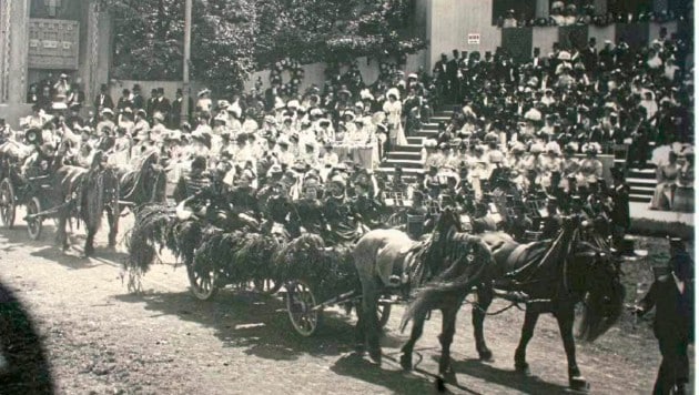 Die Damen aus St. Veit beim Thronjubiläum von Kaiser Franz Joseph im Jahr 1908. (Bild: Stadtgemeinde St. Veit/Glan)