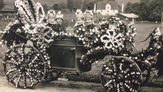 Goldhaubenfrauen im Festwagen 1927. (Bild: Bürger- und Goldhaubenfrauen St.)