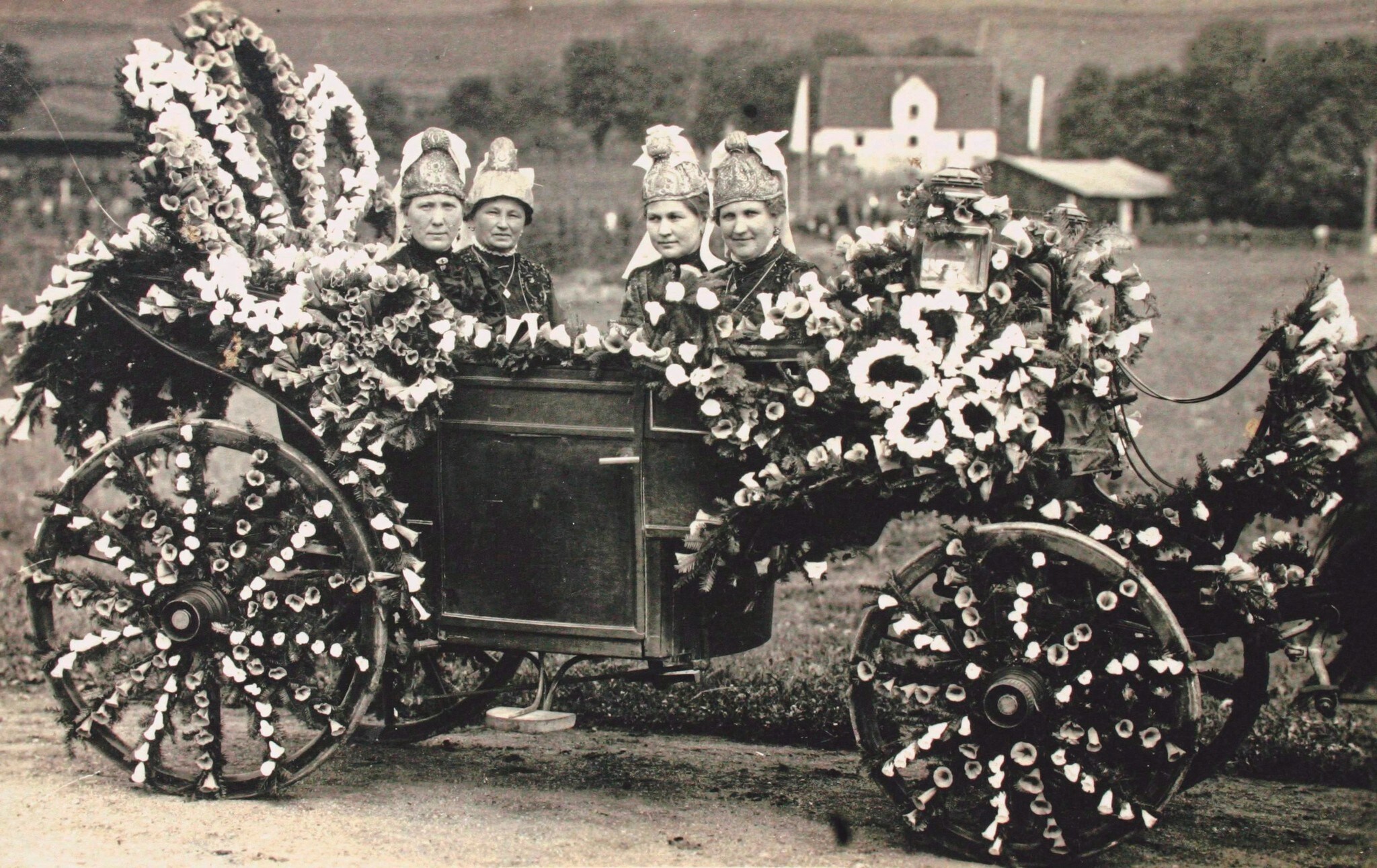 Goldhaubenfrauen im Festwagen 1927. (Bild: Bürger- und Goldhaubenfrauen St.) Goldhaubenfrauen im Festwagen 1927. (Bild: Bürger- und Goldhaubenfrauen St.)