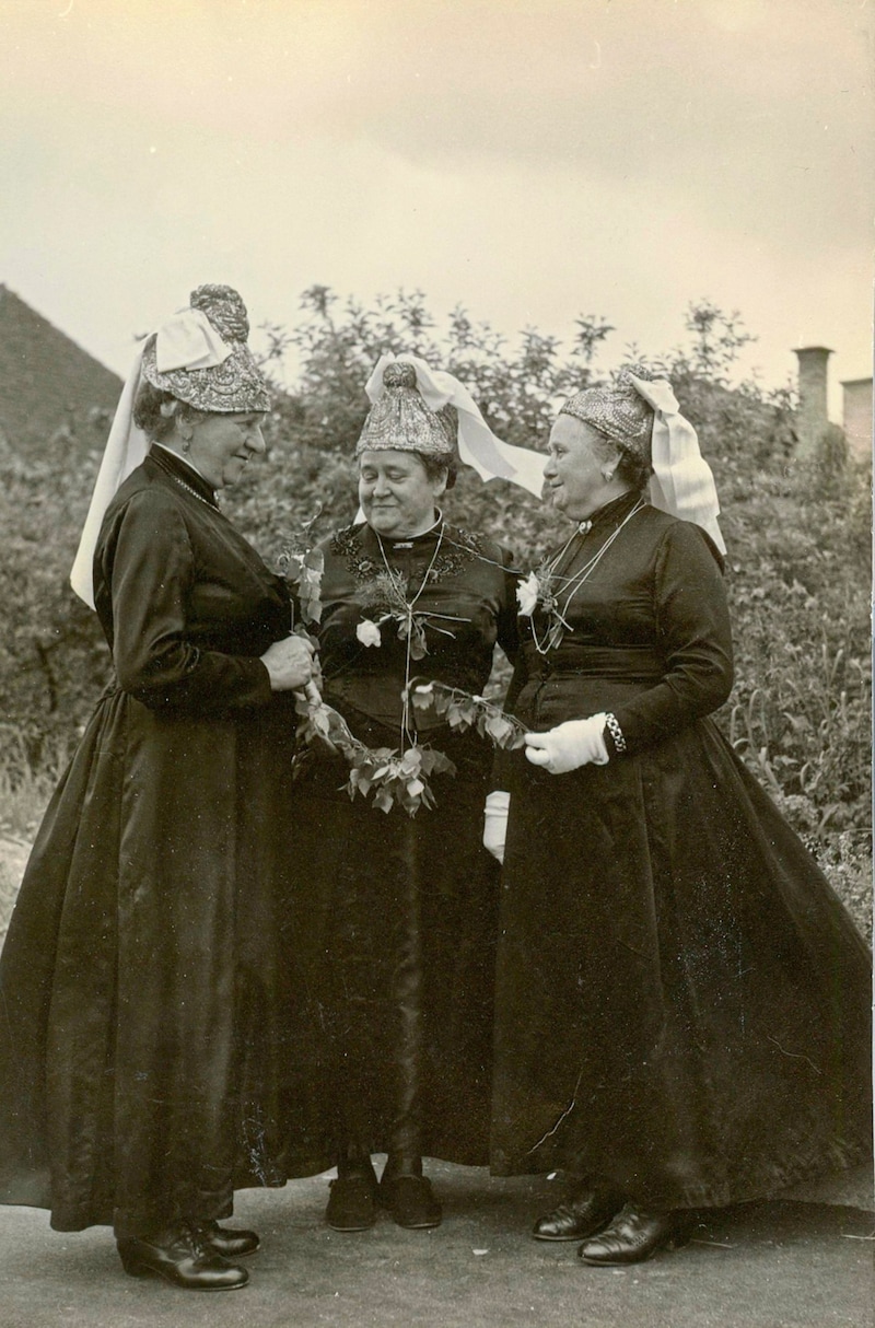 Ein bodenlanges, schwarzes Seiden- oder Atlaskleid, weiße Handschuhe, ein schwarzer Seidenschirm, ein Täschchen und natürlich die Goldhaube gehörten auch in den 1950er Jahren zum Festtagsgewand. (Bild: Bürger- und Goldhaubenfrauen St.)