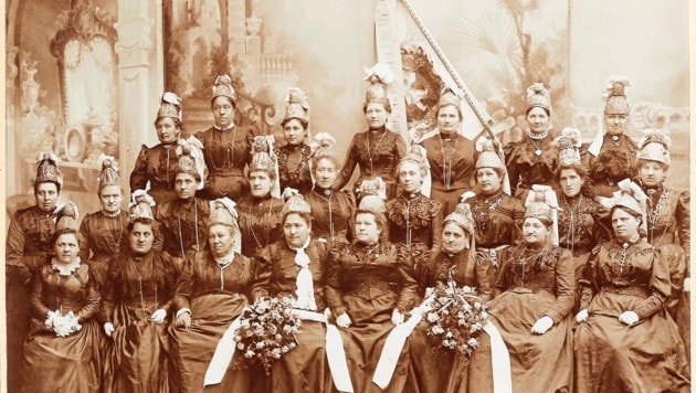 Goldhaubenfrauen Gruppenbild 1907. (Bild: Stadtgemeinde St. Veit/Glan)