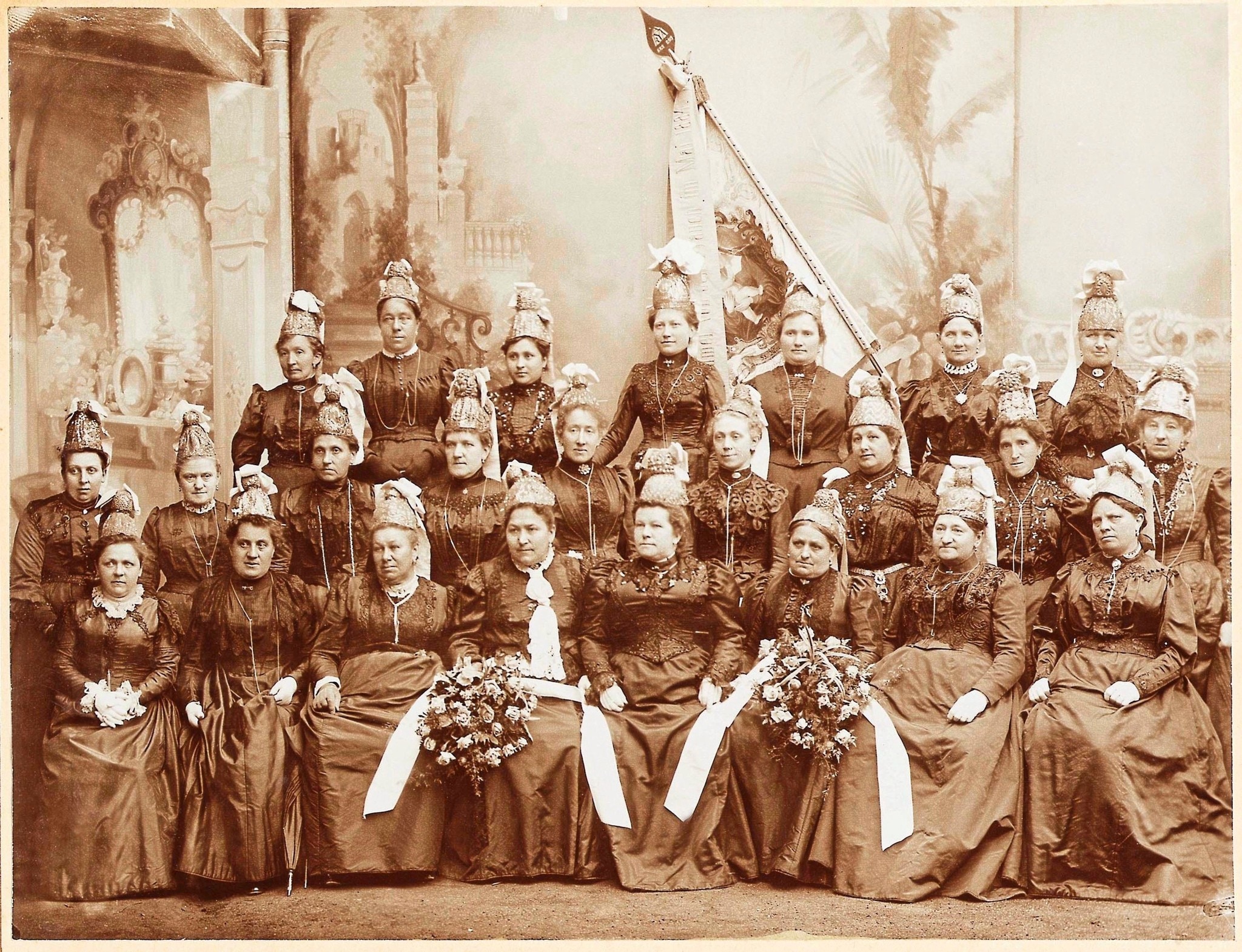 Goldhaubenfrauen Gruppenbild 1907. (Bild: Stadtgemeinde St. Veit/Glan) Goldhaubenfrauen Gruppenbild 1907. (Bild: Stadtgemeinde St. Veit/Glan)