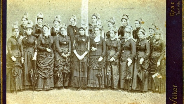 Erstes Gruppenfoto im Jahr 1884. (Bild: Bürger- und Goldhaubenfrauen St.)