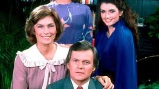 Priscilla Pointer mit ihren „Dallas“-Co-Stars Morgan Brittany und Ken Kercheval (Bild: mptv / picturedesk.com)
