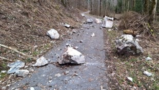 Immer wieder gab es Felsstürze auf den Radweg. (Bild: Firma GEORISQ)