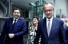 Die SPD und die Union gehen neuerlich eine Koalition ein. (Bild: EPA/CHRISTOPH SOEDER)