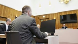 Emotionslos berichtet Robert L. von seinen Taten.  (Bild: APA/ERWIN SCHERIAU)