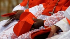 In der Sixtinischen Kapelle laufen die Vorbereitungen für das Konklave am 7. Mai.  (Bild: AP/Copyright 2016 The Associated Press. All rights reserved.)