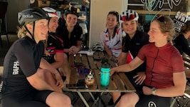 Emily Schöpf (3. v. l.) hatte bei, privaten Trainingscamp auf Mallorca auch jede Menge Spaß.  (Bild: Privat)