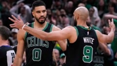 Jayson Tatum (li.) und Derrick White