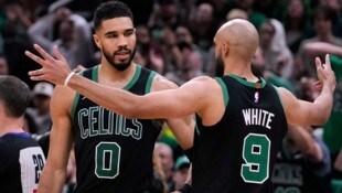Jayson Tatum (li.) und Derrick White
