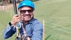 Dieser Tourist lächelt in die Kamera, während unter seinen Füßen Dutzende Menschen im Kugelhagel sterben. (Bild: Screenshot x.com/UpendrraRai)