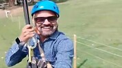 Dieser Tourist lächelt in die Kamera, während unter seinen Füßen Dutzende Menschen im Kugelhagel ...