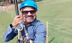 Dieser Tourist lächelt in die Kamera, während unter seinen Füßen Dutzende Menschen im Kugelhagel ...