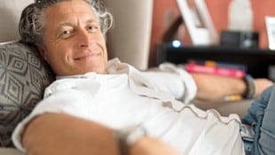 Uwe Seebacher, sehr faul auf seiner Couch, macht es uns vor: mit Müßiggang zum Erfolg. (Bild: Lukas Beck)