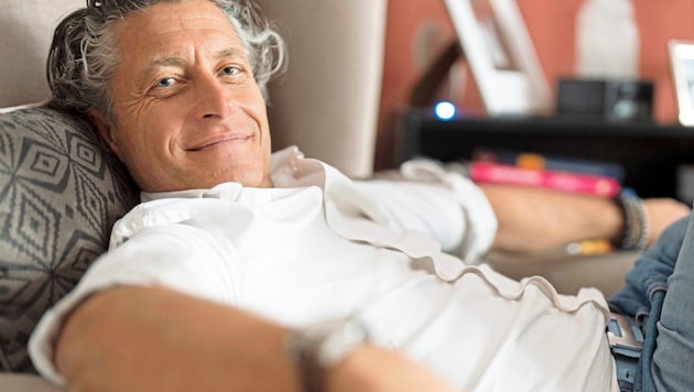 Uwe Seebacher, sehr faul auf seiner Couch, macht es uns vor: mit Müßiggang zum Erfolg. (Bild: Lukas Beck)