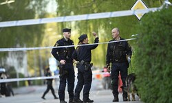 Polizisten sperren nach den Schüssen den Tatort in Uppsala ab – der junge Verdächtige soll das ...