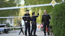 Polizisten sperren nach den Schüssen den Tatort in Uppsala ab – der junge Verdächtige soll das Familienmitglied eines Bandenchefs sein. (Bild: AFP/FREDRIK SANDBERG)