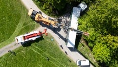 Der Lkw drohte abzustürzen.  (Bild: Bernd Hofmeister)