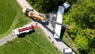 Der Lkw drohte abzustürzen.  (Bild: Bernd Hofmeister)