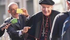 An den Vorbereitungen des Konklaves ist der emeritierte Wiener Erzbischof, Kardinal Christoph Schönborn, beteiligt. (Bild: AFP/DIMITAR DILKOFF)