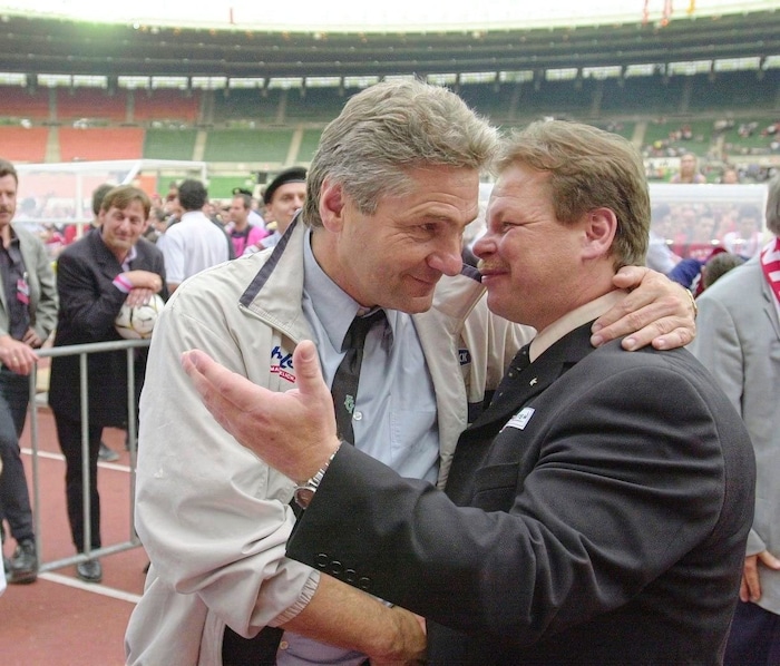 Überglücklich nahm Obmann Steindorfer (re.) die Gratulationen von Tirols Kulttrainer Kurt Jara ...