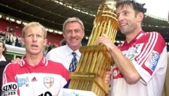 Seht her – wir haben den Pott! Kapitän Roman Stary, Trainer Walter „Schoko“ Schachner und Verteidiger Stipe Brnas (v. li.) (Bild: GEPA)