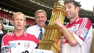 Seht her – wir haben den Pott! Kapitän Roman Stary, Trainer Walter „Schoko“ Schachner und Verteidiger Stipe Brnas (v. li.) (Bild: GEPA)