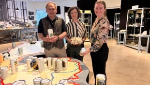 Niko und Christine Potsch mit Tochter Lisa holen im Felsenmuseum Bernstein ein Stück Vergangenheit in die Gegenwart zurück (Bild: Carina Fenz)