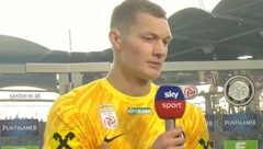 Bei den Interviews nach dem Match (hier Sturm-Goalie Scherpen) war der „Bauernschweine“-Sticker deutlich zu sehen. (Bild: Screenshot Sky Sport)