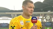 Bei den Interviews nach dem Match (hier Sturm-Goalie Scherpen) war der „Bauernschweine“-Sticker deutlich zu sehen. (Bild: Screenshot Sky Sport)