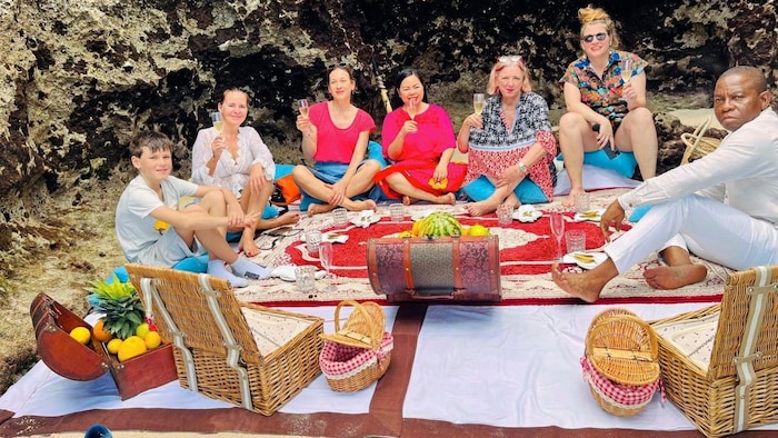 Bei Ebbe gemeinsames Picknick in der Grotte