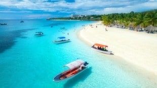 Glasklares Wasser und weißer Sand – Sansibar punktet mit traumhaften Stränden. (Bild: Getty Images)