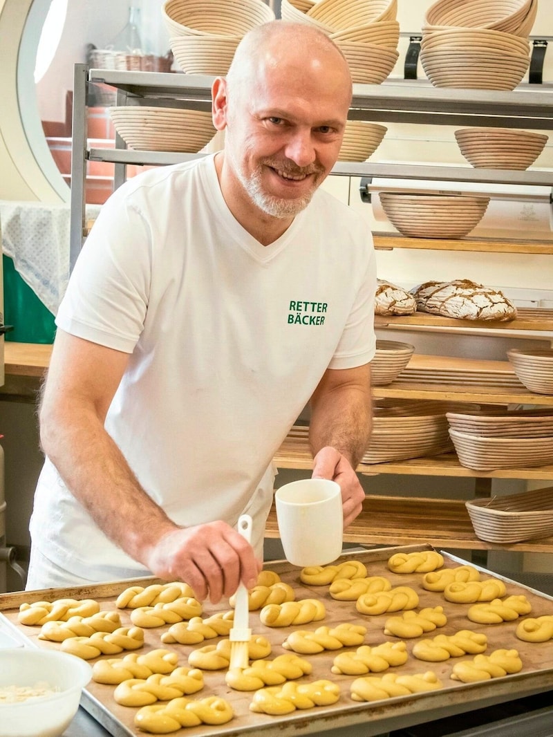 Bäcker Gerhard in der hauseigenen Backstube des BioGuts, in der Brot und Gebäck für das ganze Hotel hergestellt werden. (Bild: Bio-Natur-Resort Retter)