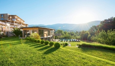 Wo das Grüne nicht nur Kulisse, sondern Heimat ist – das Bio-Natur-Resort Retter. (Bild: Helmut Schweighofer)