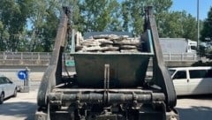 Der Lkw war mit etwa 90 km/h unterwegs und die Mulde war vollständig mit gestemmten Altbetonteilen beladen – gänzlich ungesichert. (Bild: LPD Wien)