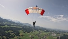 Fallschirmspringen ist kein ungefährlicher Sport (Symbolbild) (Bild: HSV Red Bull Salzburg_Manfred Laux, Krone KREATIV)