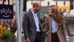 William und Kate auf der Insel Mull – die neue Haarfarbe der Prinzessin wird gefeiert. (Bild: AP/Aaron Chown)