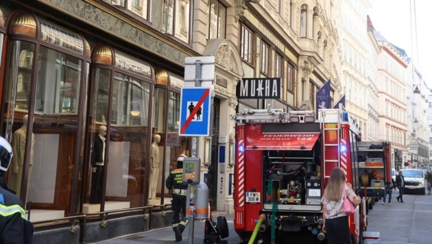 Die Feuerwehr stieß im Zuge von Löscharbeiten in einem Keller in der Spiegelgasse auf den toten Ukrainer. (Bild: Zwefo)