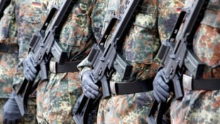 Heckler & Koch ist der größte deutsche Hersteller von Handfeuerwaffen und beliefert die Bundeswehr mit ihrem Standard-Sturmgewehr. (Bild: AP/Timm Schamberger)