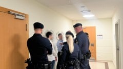 Umringt von Justizwachebeamten, wurden die zwei Männer vorgeführt. Zwei Stunden später dürfen sie unschuldig nachhause gehen. (Bild: Sophie Pratschner, Krone KREATIV)