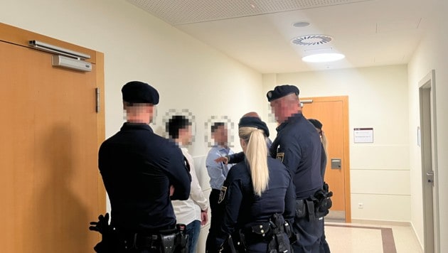Umringt von Justizwachebeamten, wurden die zwei Männer vorgeführt. Zwei Stunden später dürfen sie unschuldig nachhause gehen. (Bild: Sophie Pratschner, Krone KREATIV)