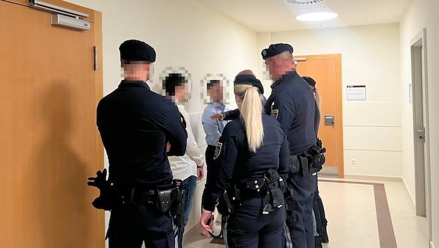 Umringt von Justizwachebeamten, wurden die zwei Männer vorgeführt. Zwei Stunden später dürfen ...