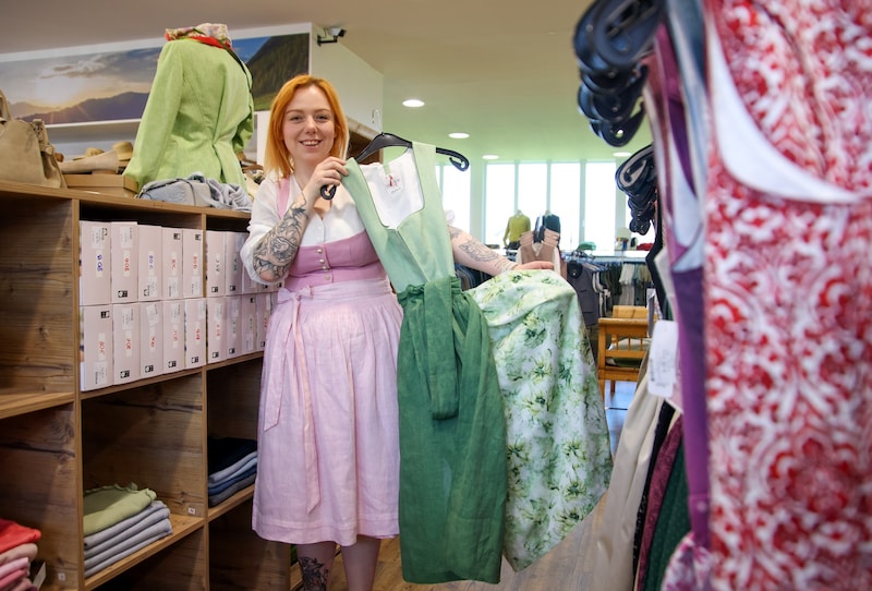 Filialleiterin Caro Wallmannsberger zeigt ein Dirndl in „Salbei“ (Bild: Tröster Andreas)