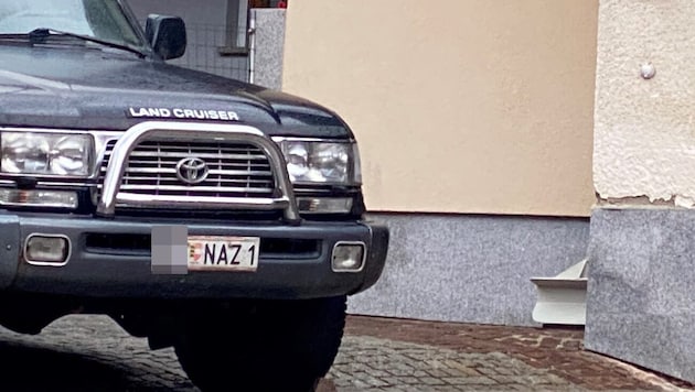 „NAZ1“ wurde bisher von der zuständigen Zulassungsstelle in Kärnten nicht beanstandet. Jetzt wird geprüft. (Bild: ZVG/K.R., Krone KREATIV)