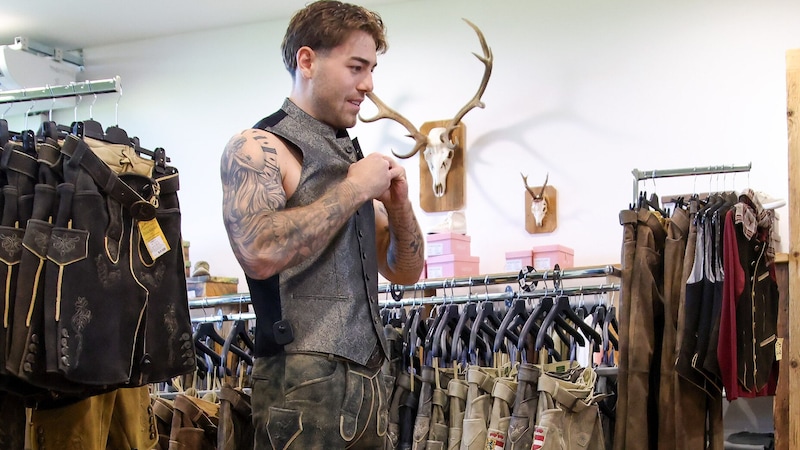 Julian probiert eine klassische Lederhose mit Weste (Bild: Tröster Andreas)