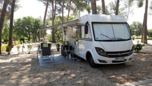 Oft überschreiten Lenker von Wohnwagen- und Mobilen aufgrund ihrer Reiseutensilien das zulässige Gesamtgewicht. (Bild: Sobe Hermann)